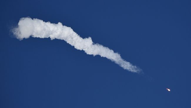 Ракета-носитель Союз-ФГ с пилотируемым кораблем Союз МС-10 после старта. 11 октября 2018