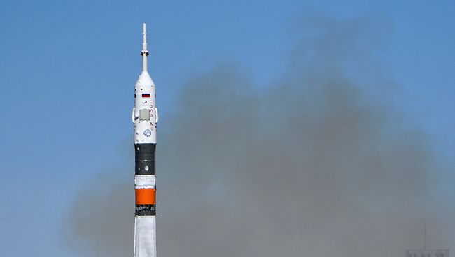Ракета-носитель Союз-ФГ с пилотируемым кораблем Союз МС-10 после старта с космодрома Байконур Ракета-носитель Союз-ФГ с пилотируемым кораблем Союз МС-10 после старта с космодрома Байконур