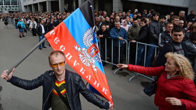 Жители Донбасса перед голосованием на референдуме о статусе самопровозглашенной Донецкой народной республики. Архивное фото Жители Донбасса перед голосованием на референдуме о статусе самопровозглашенной Донецкой народной республики. Архивное фото