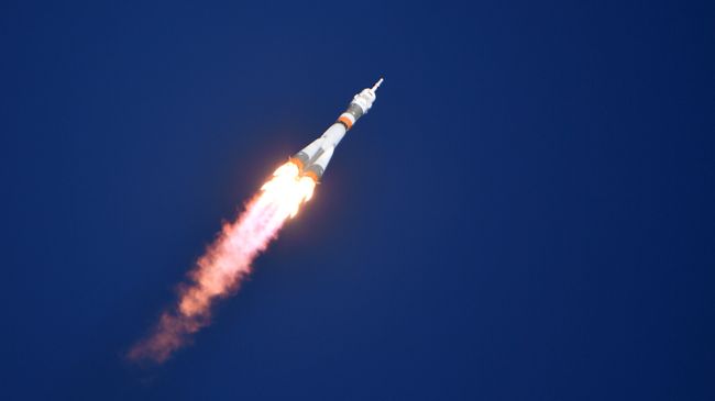 Старт ракеты-носителя Союз-ФГ с пилотируемым кораблем Союз МС-10