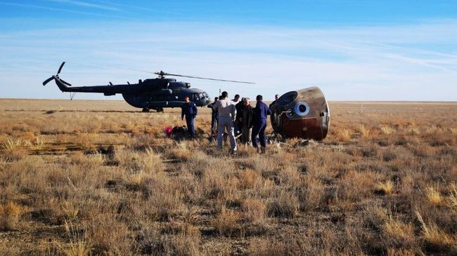 Капсула с членами основного экипажа МКС-57/58 космонавтом Роскосмоса Алексеем Овчининым и астронавтом NASA Ником Хейгом после аварийной посадки в степи Казахстана