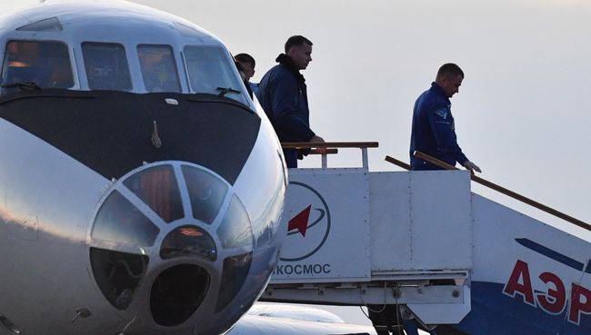Члены основного экипажа МКС-57/58 космонавт Роскосмоса Алексей Овчинин и астронавт NASA Ник Хейг в аэропорту Байконура