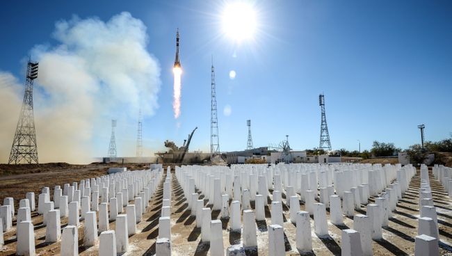 Старт ракеты-носителя Союз-ФГ с пилотируемым кораблем Союз МС-10. Архивное фото Старт ракеты-носителя Союз-ФГ с пилотируемым кораблем Союз МС-10. Архивное фото