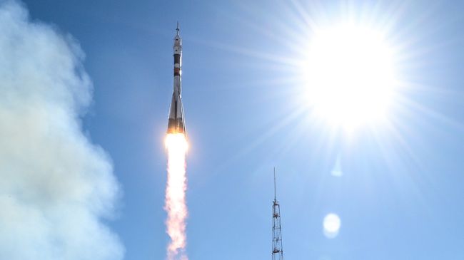 Старт ракеты-носителя Союз-ФГ с пилотируемым кораблем Союз МС-10