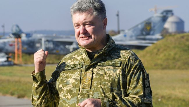 Петр Порошенко во время посещения Объединенного операционного центра сил многонациональных учений Чистое небо-2018 в Хмельницкой области. Архивное фото Петр Порошенко во время посещения Объединенного операционного центра сил многонациональных учений Чистое небо-2018 в Хмельницкой области. Архивное фото