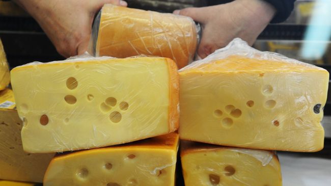Продукция сыродельного завода Орбита на витрине магазина Продукция сыродельного завода Орбита на витрине магазина