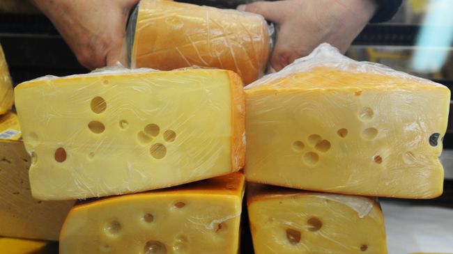 Продукция сыродельного завода Орбита на витрине магазина