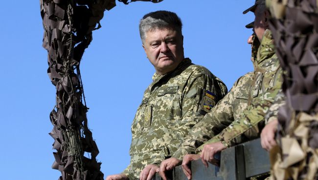 Президент Украины Петр Порошенко во время учений Вооруженных сил Украины на побережье Азовского моря. 12 октября 2018 Президент Украины Петр Порошенко во время учений Вооруженных сил Украины на побережье Азовского моря. 12 октября 2018