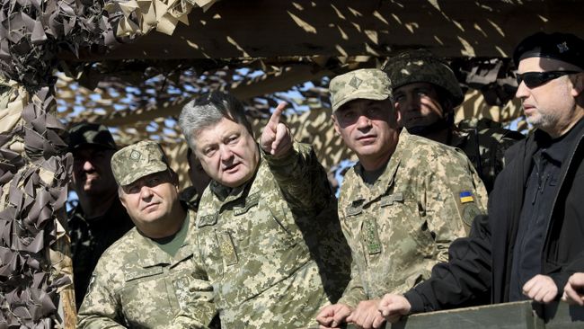 президент Украины Петр Порошенко во время учений Вооруженных сил Украины президент Украины Петр Порошенко во время учений Вооруженных сил Украины
