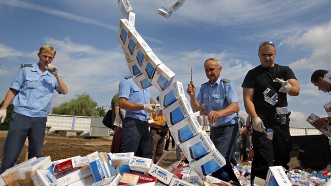 Сотрудники таможенной службы Беларуси готовят контрабандные сигареты к уничтожению Сотрудники таможенной службы Беларуси готовят контрабандные сигареты к уничтожению