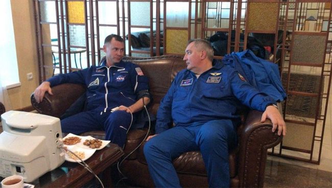 Астронавт Ник Хейг и генеральный директор Роскосмоса Дмитрий Рогозин в Жезказгане. 11 октября 2018 Астронавт Ник Хейг и генеральный директор Роскосмоса Дмитрий Рогозин в Жезказгане. 11 октября 2018
