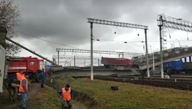 Обрушение пролетов виадука по улице Михайло-Чесноковской на железнодорожное полотно Забайкальской железной дороги в городе Свободном Амурской области