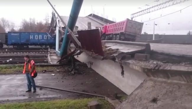 Обрушение пролетов виадука по улице Михайло-Чесноковской на железнодорожное полотно Забайкальской железной дороги в городе Свободном Амурской области