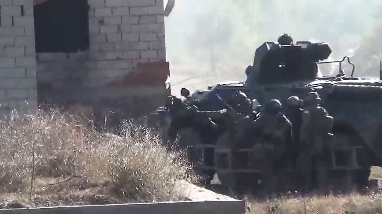 Двое боевиков ликвидированы в Дагестане. Кадры спецоперации НАК Двое боевиков ликвидированы в Дагестане. Кадры спецоперации НАК