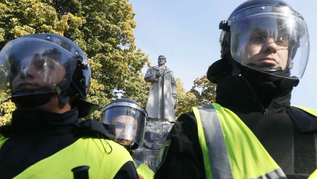 Сотрудники правоохранительных органов Украины у памятника генералу Ватутину в Киеве. 14 октября 2018 Сотрудники правоохранительных органов Украины у памятника генералу Ватутину в Киеве. 14 октября 2018