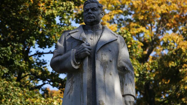 Фрагмент памятника генералу Ватутину в Мариинском парке Киева, который радикалы забросали яйцами. 14 октября 2018 Фрагмент памятника генералу Ватутину в Мариинском парке Киева, который радикалы забросали яйцами. 14 октября 2018