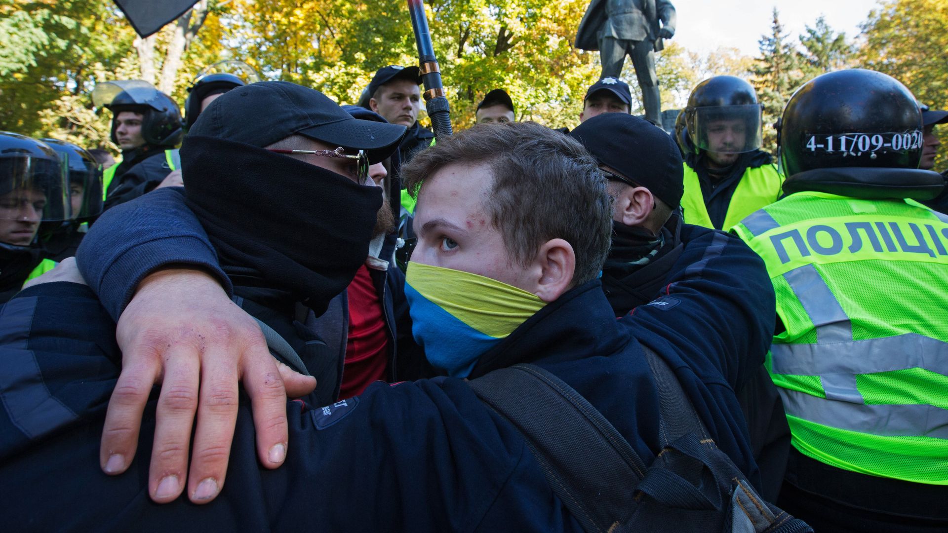 Радикалы и сотрудники правоохранительных органов у памятника участникам январского вооруженного восстания 1918 года в Мариинском парке Киева. 14 октября 2018 Радикалы и сотрудники правоохранительных органов у памятника участникам январского вооруженного восстания 1918 года в Мариинском парке Киева. 14 октября 2018 - РИА Новости, 1920, 11.10.2021