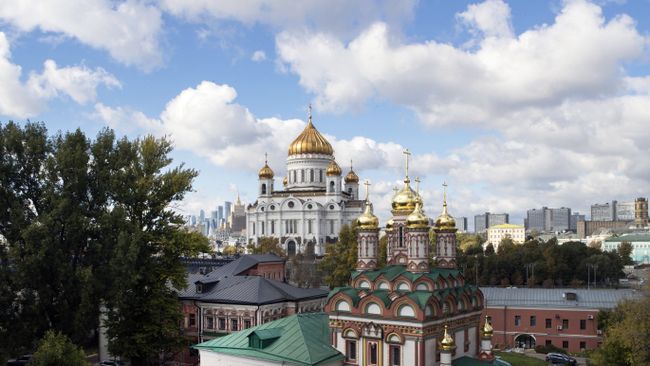 Храм Николая Чудотворца на Берсеневке в Москве, на втором плане слева - храм Христа Спасителя. Архивное фото