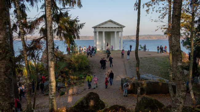 Храм Нептуна в скальном пейзажном парке Монрепо в Выборге. Архивное фото Храм Нептуна в скальном пейзажном парке Монрепо в Выборге. Архивное фото