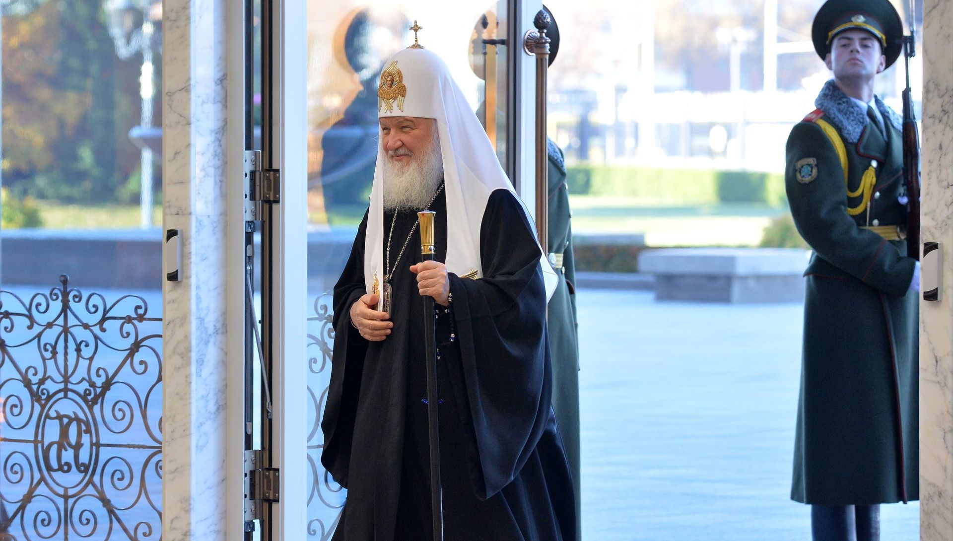 Патриарх Московский и всея Руси Кирилл перед началом встречи президента Белоруссии Александра Лукашенко в Минске. 15 октября 2018 Патриарх Московский и всея Руси Кирилл перед началом встречи президента Белоруссии Александра Лукашенко в Минске. 15 октября 2018 - РИА Новости, 1920, 15.10.2018