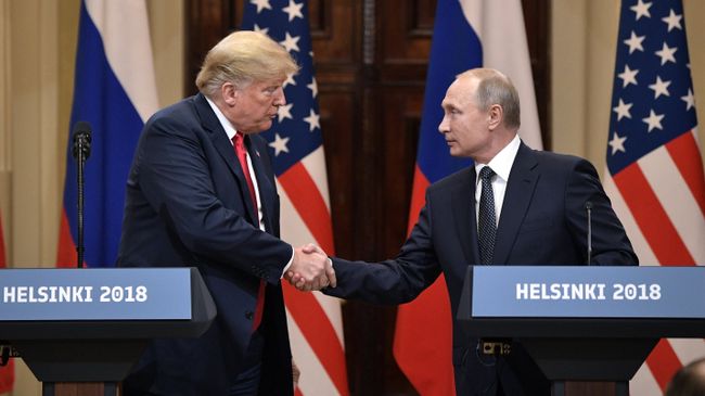 Президент РФ Владимир Путин и президент США Дональд Трамп. Архивное фото