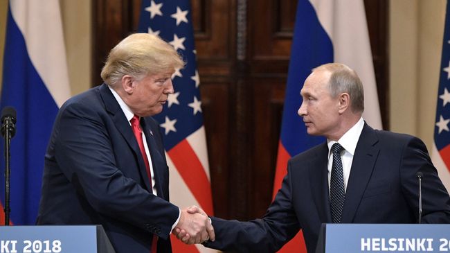 Президент РФ Владимир Путин и президент США Дональд Трамп в Хельсинки Президент РФ Владимир Путин и президент США Дональд Трамп в Хельсинки