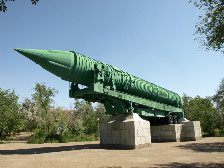 Межконтинентальная Баллистическая Ракета МР-УР-100 в городе Байконур в парке Мира Межконтинентальная Баллистическая Ракета МР-УР-100 в городе Байконур в парке Мира