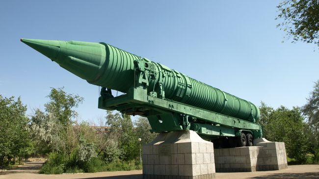 Межконтинентальная Баллистическая Ракета МР-УР-100 в городе Байконур в парке Мира Межконтинентальная Баллистическая Ракета МР-УР-100 в городе Байконур в парке Мира