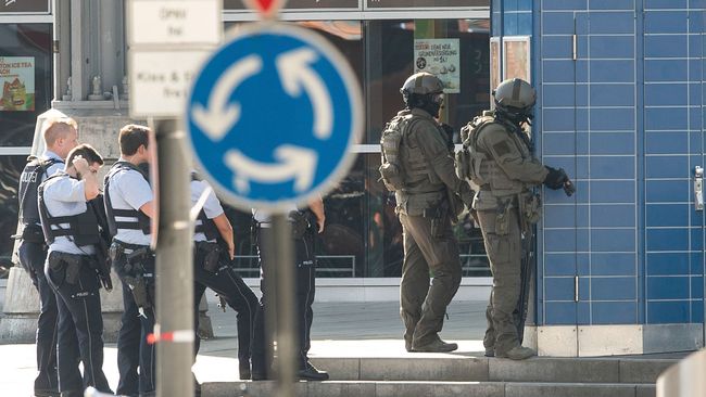 Полицейские у здания центрального вокзала в Кельне Полицейские у здания центрального вокзала в Кельне