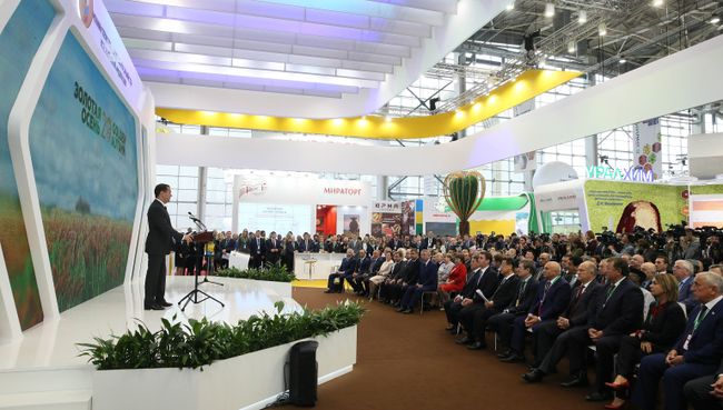 Премьер-министр РФ Д. Медведев на открытии 20-й агропромышленной выставки «Золотая осень»