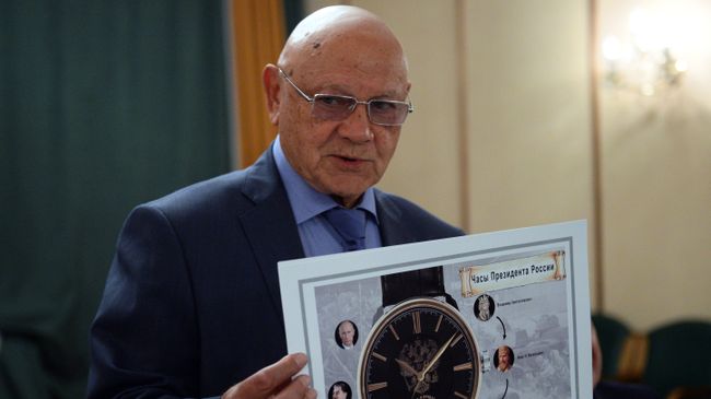 Генерал-майор авиации, член союза художников России Владимир Джанибеков во время оглашения финалистов конкурса дизайна часов Часы для президента