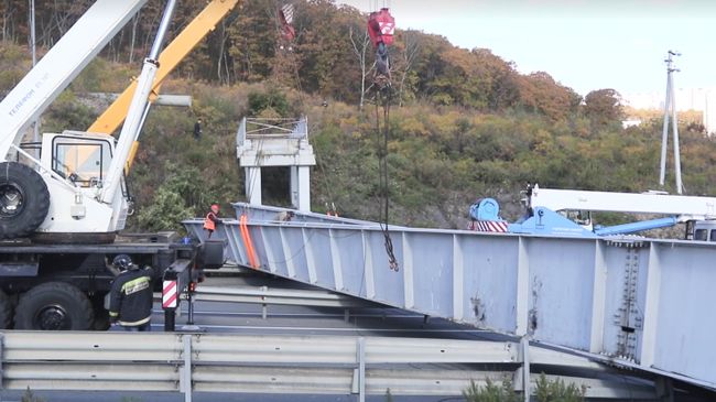 На месте обрушения пешеходного виадука во Владивостоке. 16 октября 2018 На месте обрушения пешеходного виадука во Владивостоке. 16 октября 2018