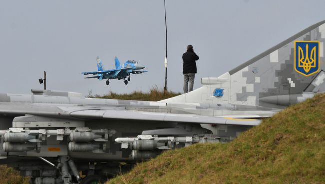 Украинский истребитель Су-27 во время учений Чистое небо - 2018. Архивное фото Украинский истребитель Су-27 во время учений Чистое небо - 2018. Архивное фото