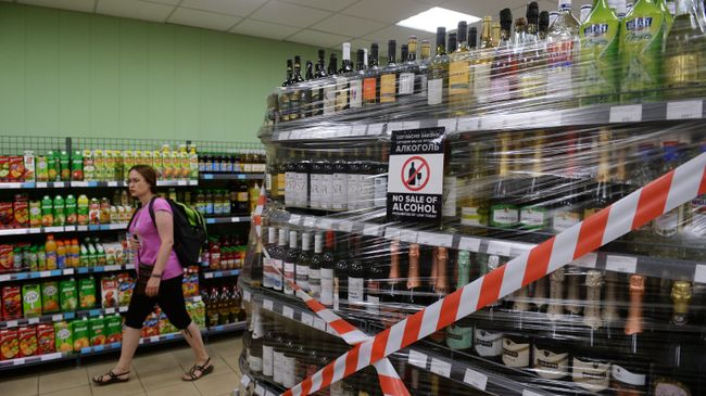 Бутылки с алкоголем на витрине магазина Бутылки с алкоголем на витрине магазина