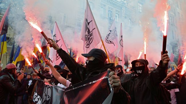 Участники марша националистов по случаю 76-летия создания Украинской повстанческой армии* в Киеве. 14 октября 2018