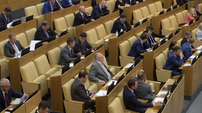 Депутаты на пленарном заседании Государственной Думы РФ. 16 октября 2018