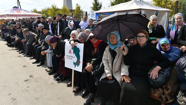 Участники митинга в Магасе против соглашения о границе между Ингушетией и Чечней Участники митинга в Магасе против соглашения о границе между Ингушетией и Чечней