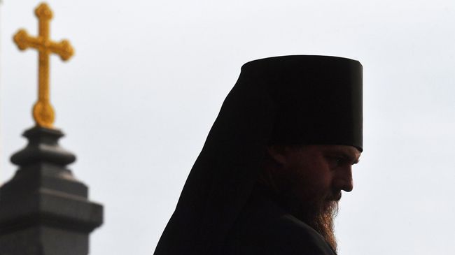 Священнослужитель у храма Христа Спасителя в Москве Священнослужитель у храма Христа Спасителя в Москве