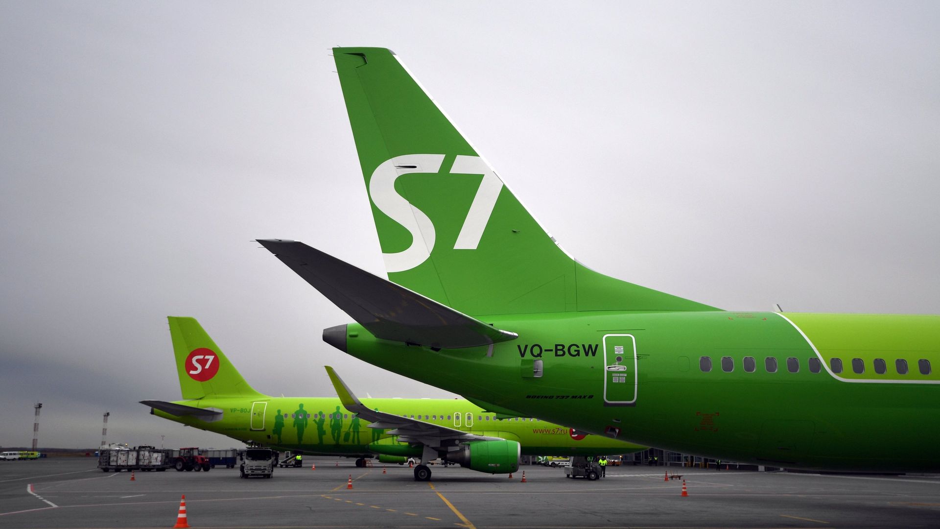 Самолет Boeing 737 MAX 8 авиакомпании S7 на перроне аэропорта Толмачево в Новосибирске Самолет Boeing 737 MAX 8 авиакомпании S7 на перроне аэропорта Толмачево в Новосибирске - РИА Новости, 1920, 25.02.2022
