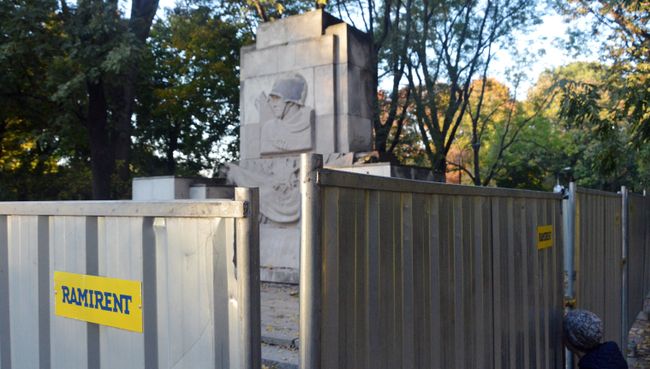Памятник Благодарности солдатам Красной армии в Скарышевском парке Варшавы. Архивное фото Памятник Благодарности солдатам Красной армии в Скарышевском парке Варшавы. Архивное фото
