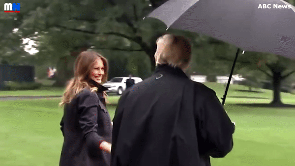 Прическа важнее. В Сети раскритиковали Трампа, бросившего жену под дождем