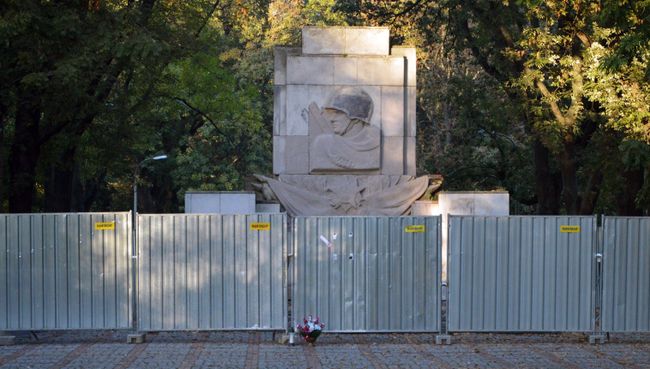 Памятник Благодарности солдатам Красной армии в Скарышевском парке Варшавы. Архивное фото Памятник Благодарности солдатам Красной армии в Скарышевском парке Варшавы. Архивное фото