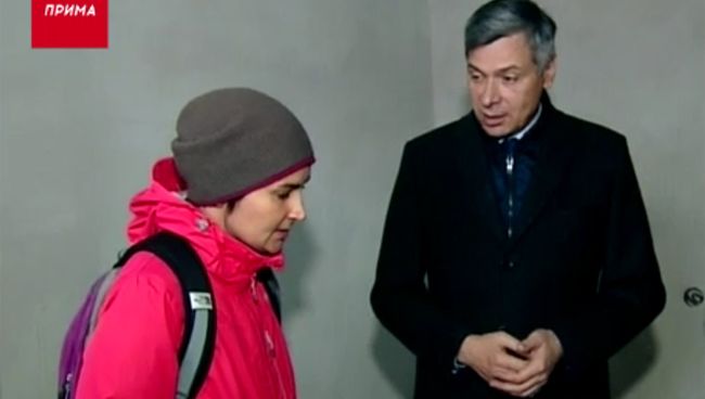 Замминистра строительства Красноярского края Евгений Ганчуков во время встречи с обманутыми дольщиками