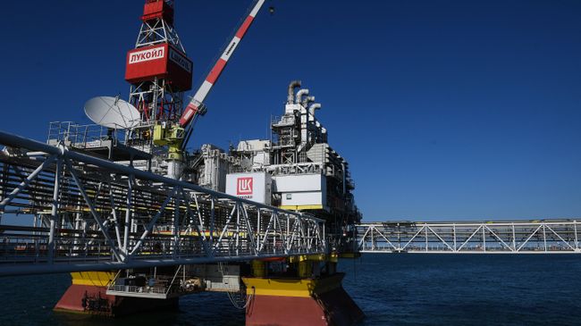 Стационарная платформа компании Лукойл на нефтегазоконденсатном месторождении. Архивное фото Стационарная платформа компании Лукойл на нефтегазоконденсатном месторождении. Архивное фото