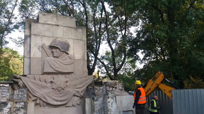 Снос памятника Благодарности солдатам Красной армии, павшим в ходе боевых действий времен Великой Отечественной войны, в Скарышевском парке Варшавы. 17 октября 2018 Снос памятника Благодарности солдатам Красной армии, павшим в ходе боевых действий времен Великой Отечественной войны, в Скарышевском парке Варшавы. 17 октября 2018