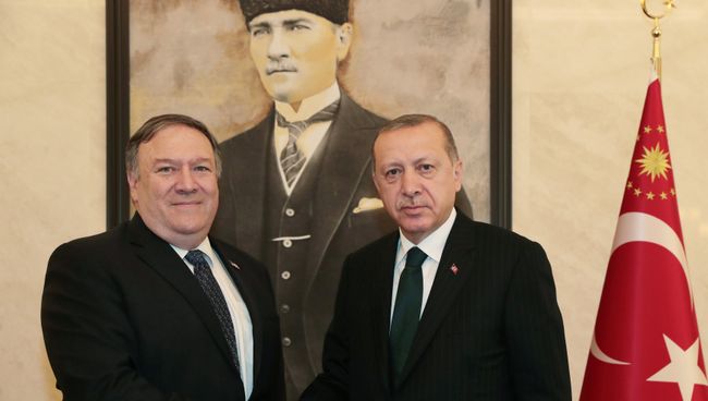 Госсекретарь США Майк Помпео и президент Турции Тайип Эрдоган в Международном аэропорту Эсенбога в Анкаре, Турция. 17 ноября 2018 Госсекретарь США Майк Помпео и президент Турции Тайип Эрдоган в Международном аэропорту Эсенбога в Анкаре, Турция. 17 ноября 2018