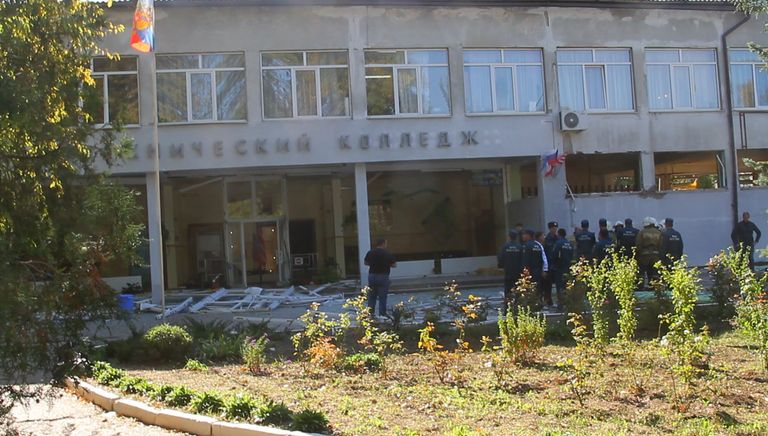 У Политехнического колледжа в Керчи, в котором произошел взрыв У Политехнического колледжа в Керчи, в котором произошел взрыв