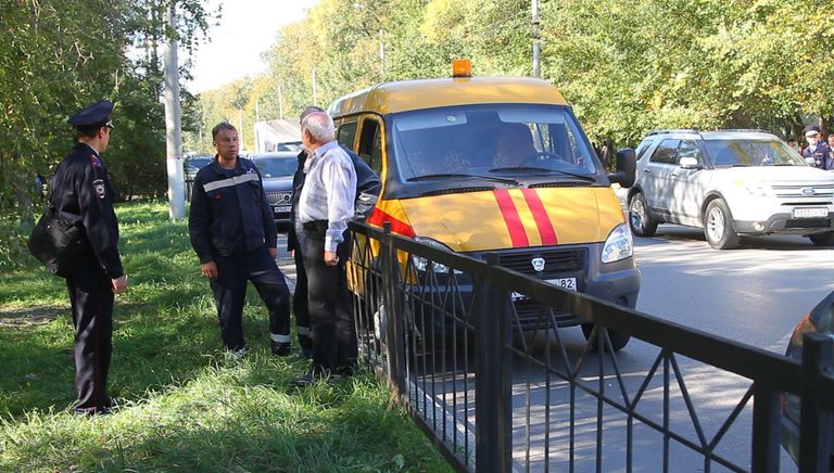 У Политехнического колледжа в Керчи, в котором произошел взрыв У Политехнического колледжа в Керчи, в котором произошел взрыв