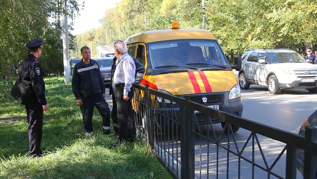 У Политехнического колледжа в Керчи, в котором произошел взрыв У Политехнического колледжа в Керчи, в котором произошел взрыв