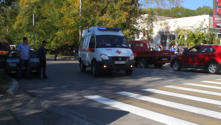 У Политехнического колледжа в Керчи, в котором произошел взрыв У Политехнического колледжа в Керчи, в котором произошел взрыв